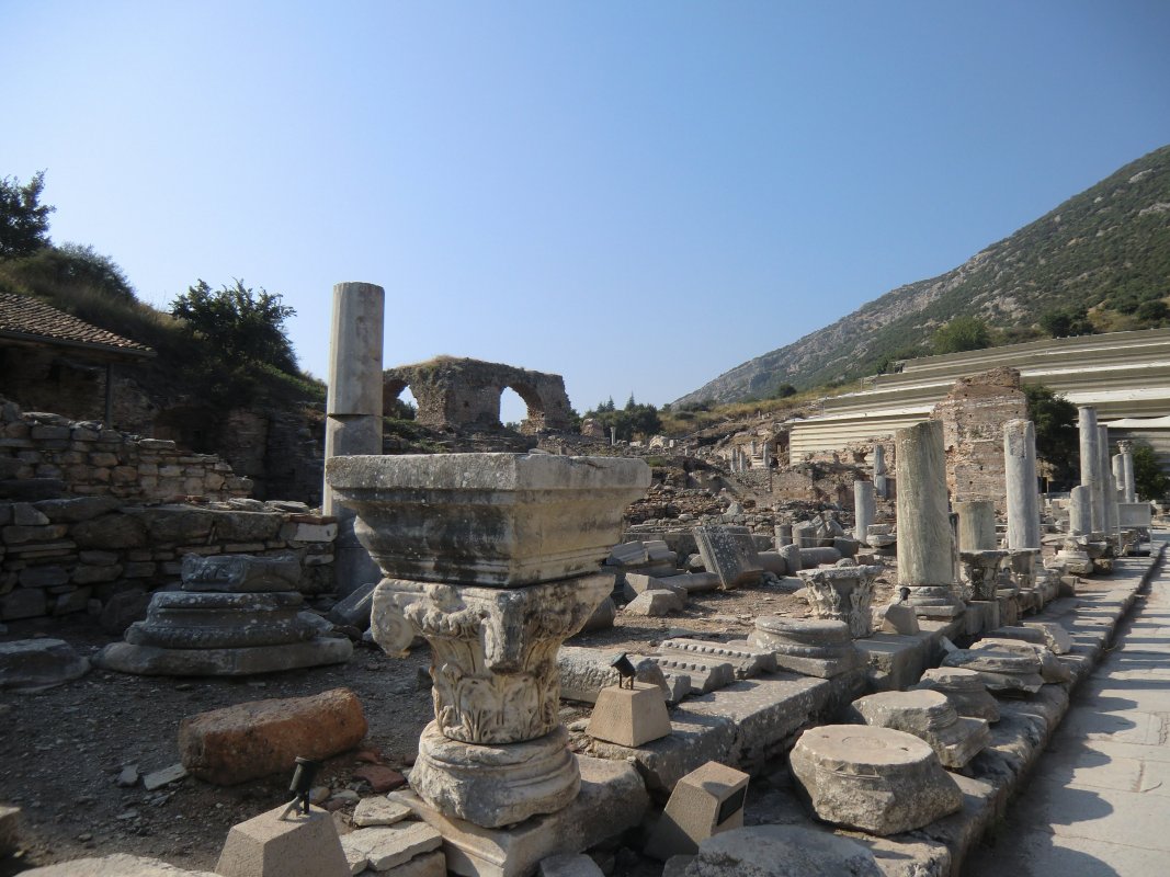 Ruinen von drei Privathäusern an der Marmorstraße in Ephesus, genutzt vom 1. bis 3. Jahrhundert