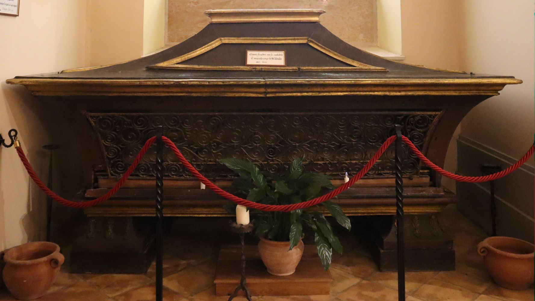 Ubalds Sarkophag aus dem 17. Jahrhundert, in der Basilika Sant'Ubaldo am Berg Ingino in Gubbio