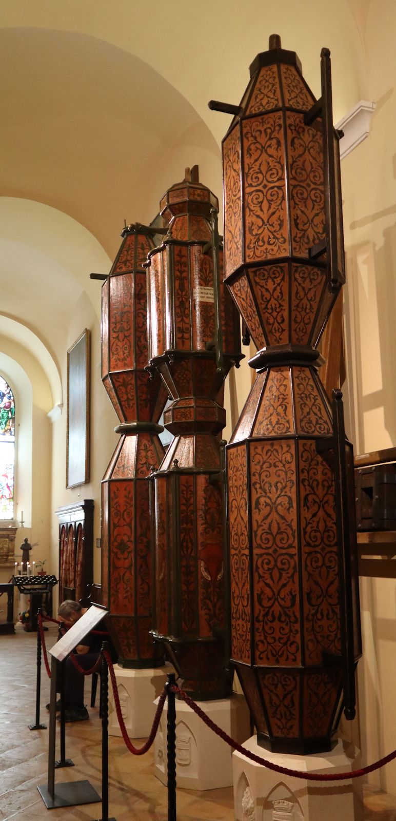 Die bei der „Ceri”-Prozession in Gubbio getragenen „Kerzen”, in der Basilika Sant'Ubaldo