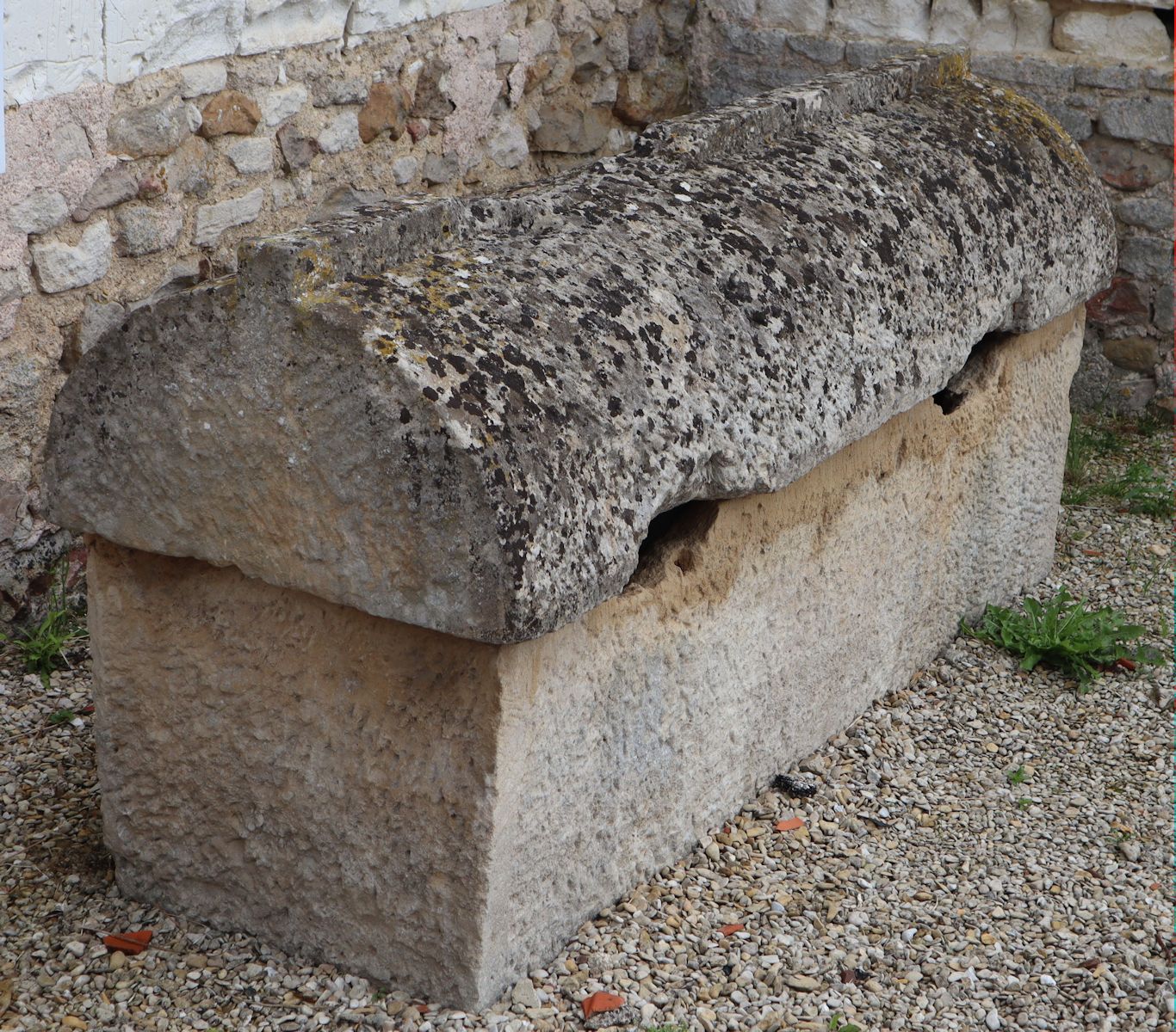 gallo-römischer Sarkophag vor der Kirche in St-Oulph