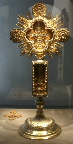 Nikolaus und Jörg Seld: Ulrichskreuz. Reliquiar, das das hölzerne Siegkreuz enthält, das Ulrich bei der Lechfeldschlacht den Ungarn entgegen gehalten habe. 1494, in der Heiltumskammer der Basilika St. Ulrich und Afra in Augsburg