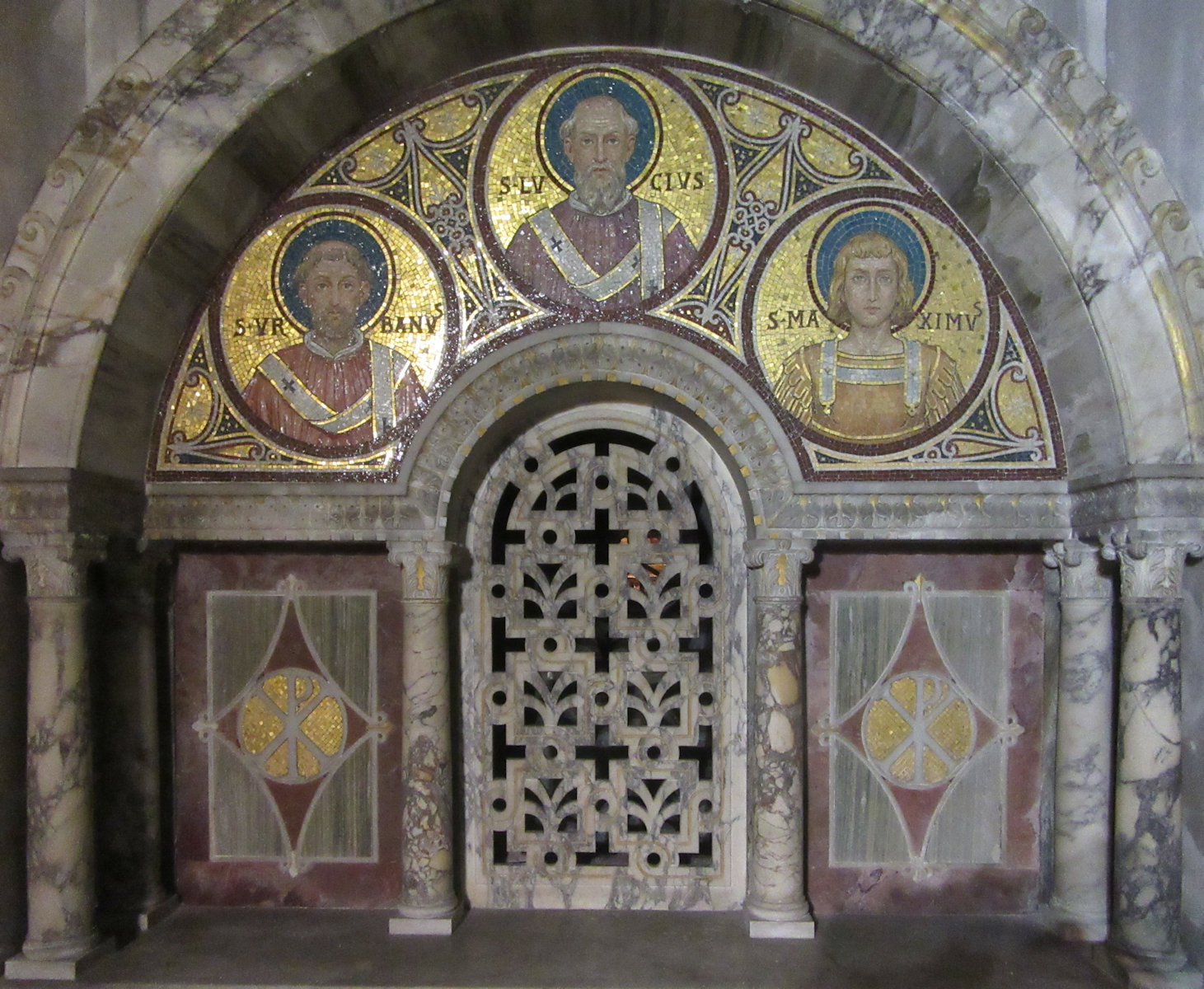 Giovan Battista Giovenale: Mosaik über den Reliquien von Urban, Lucius I. und Maximus, 1899 - 1901, in der Krypta der Kirche Santa Cecilia in Trastevere