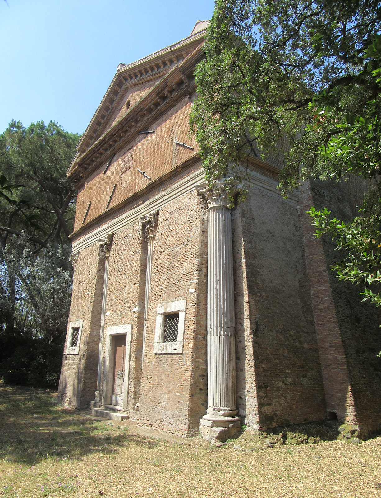 Die - geschlossene - Kirche San Urbano an der Via Appia, ursprünglich Grabestempel für die Frau des griechischen Philosophen und Staatsmannes Herodes Atticus