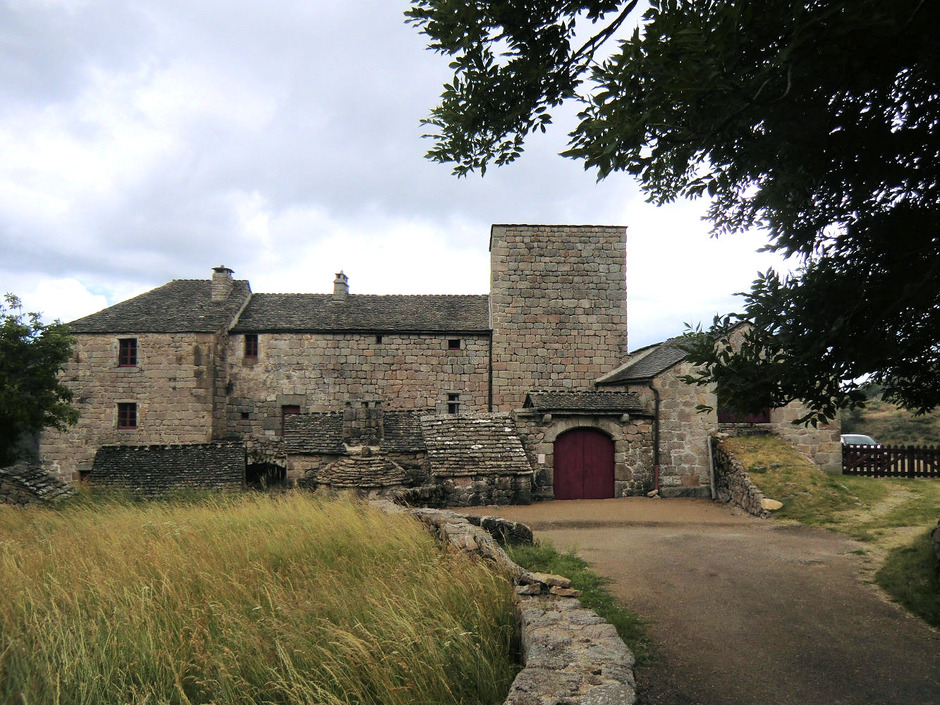 Die Burg in Grizac, von Guillaumes Vater erbaut, war Familiensitz bis 1701, wurde dann Bauernhof, zerfiel schließlich und wurde ab 1980 vom 19. Nachfahren von Guillaumes Onkel zurückgekauft, renoviert und ist heute wieder landwirtschaftlich genutzt