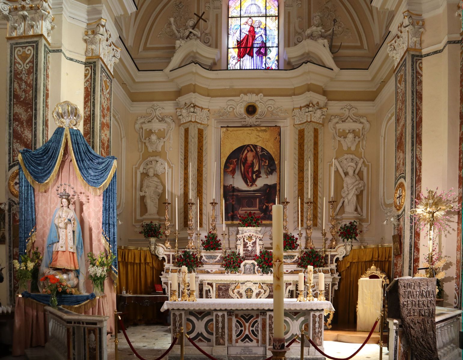 Altarraum der Pfarrkirche in Cetara