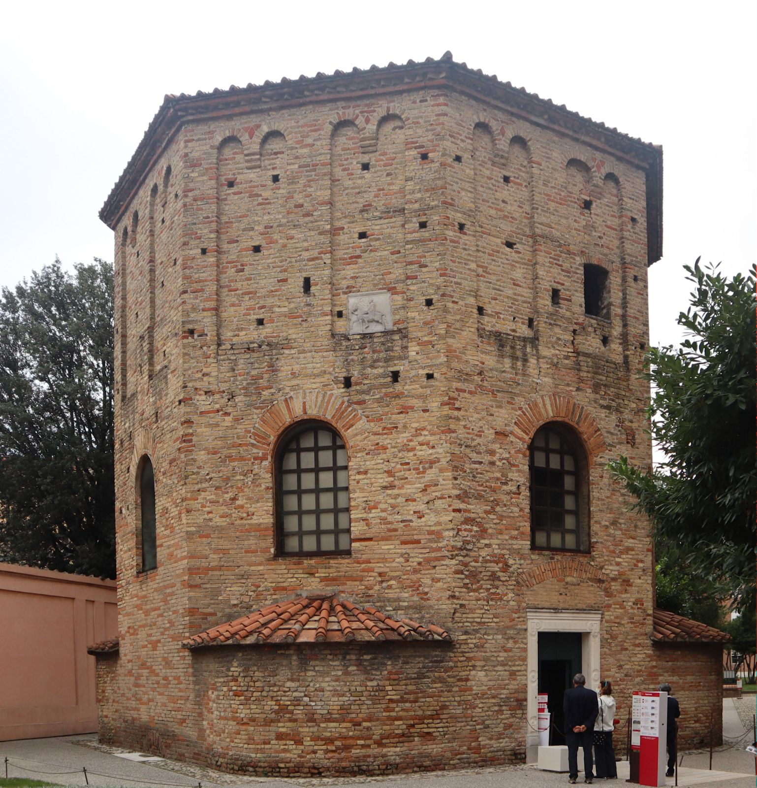 Baptisterium an der Kathedrale in Ravenna