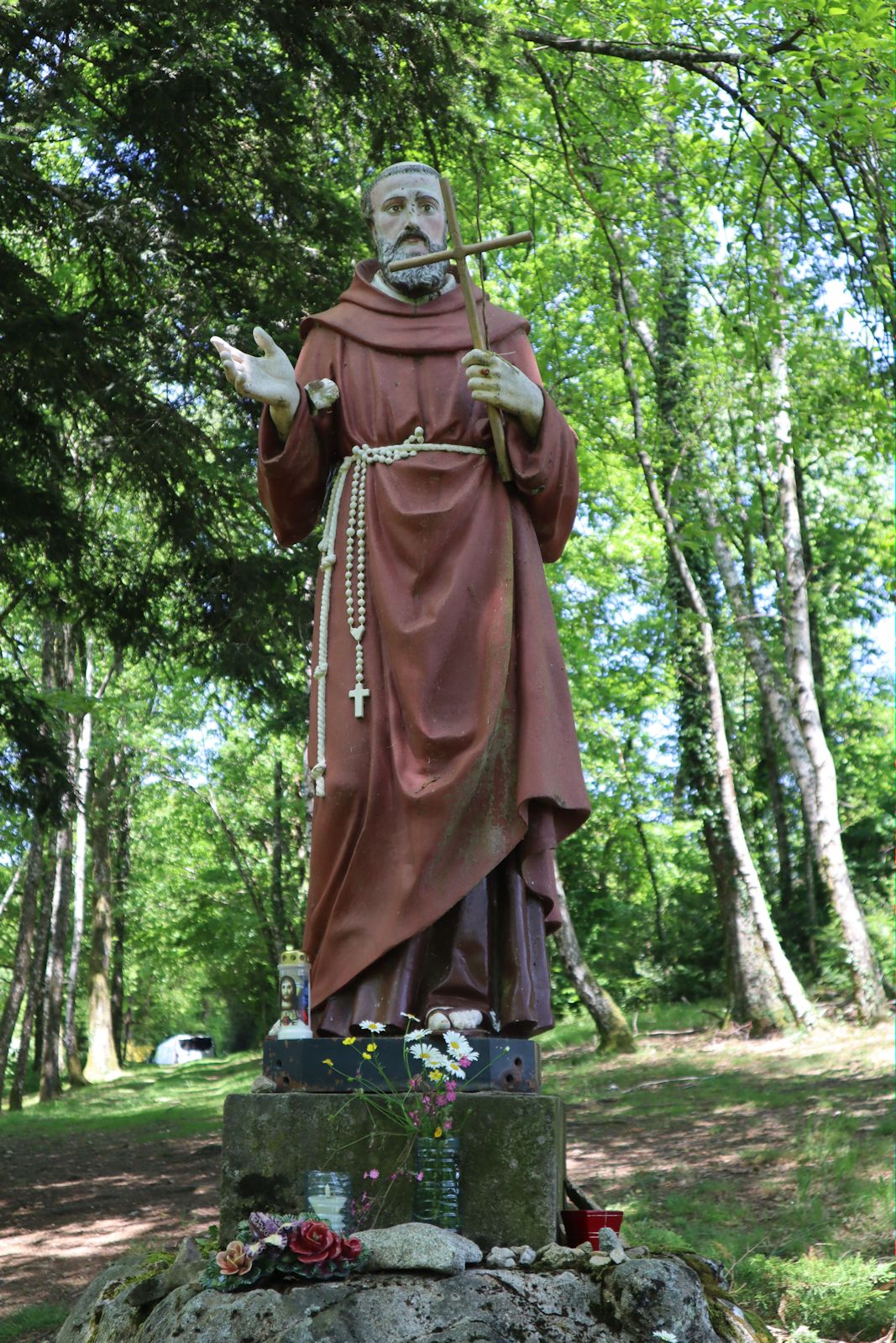 Statue an der Stelle von Walarischs Einsiedelei im Wald bei Saint-Vaury