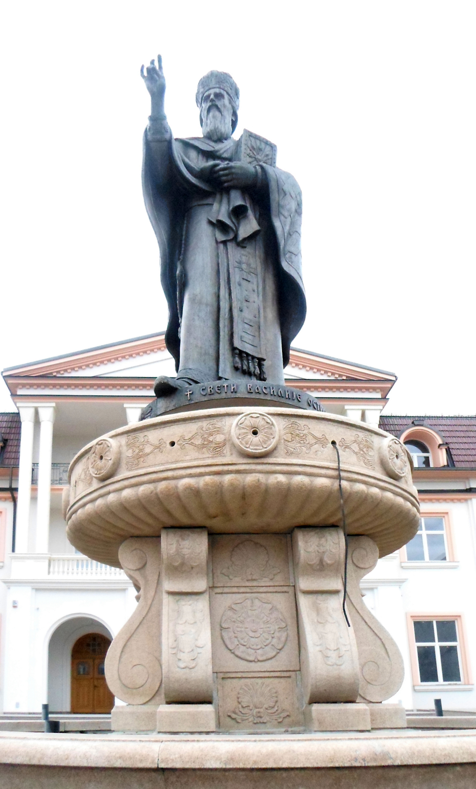 Statue vor der Vasily geweihten Klosterkirche in Bijeljina
