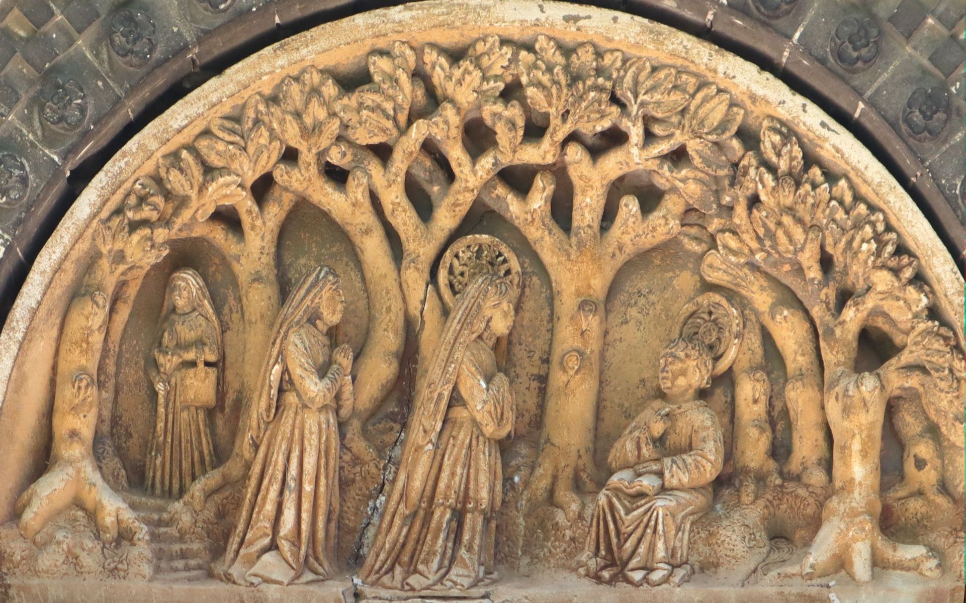 Tympanon an der Kapelle Sainte-Isbergue in Isbergues