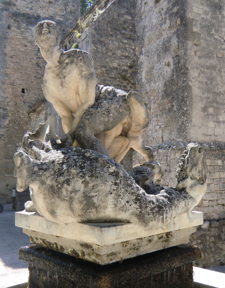 Denkmal: Veranus bekämpft den Drachen Couloubre, vor der Vernaus und Maria geweihten Kirche in Fontaine-de-Vaucluse