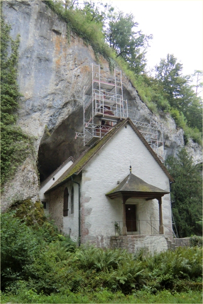 Martinskapelle, dahinter die Höhle, in der Verena gelebt haben soll, an der Einsiedelei in der St.-Verena-Schlucht bei Solothurn