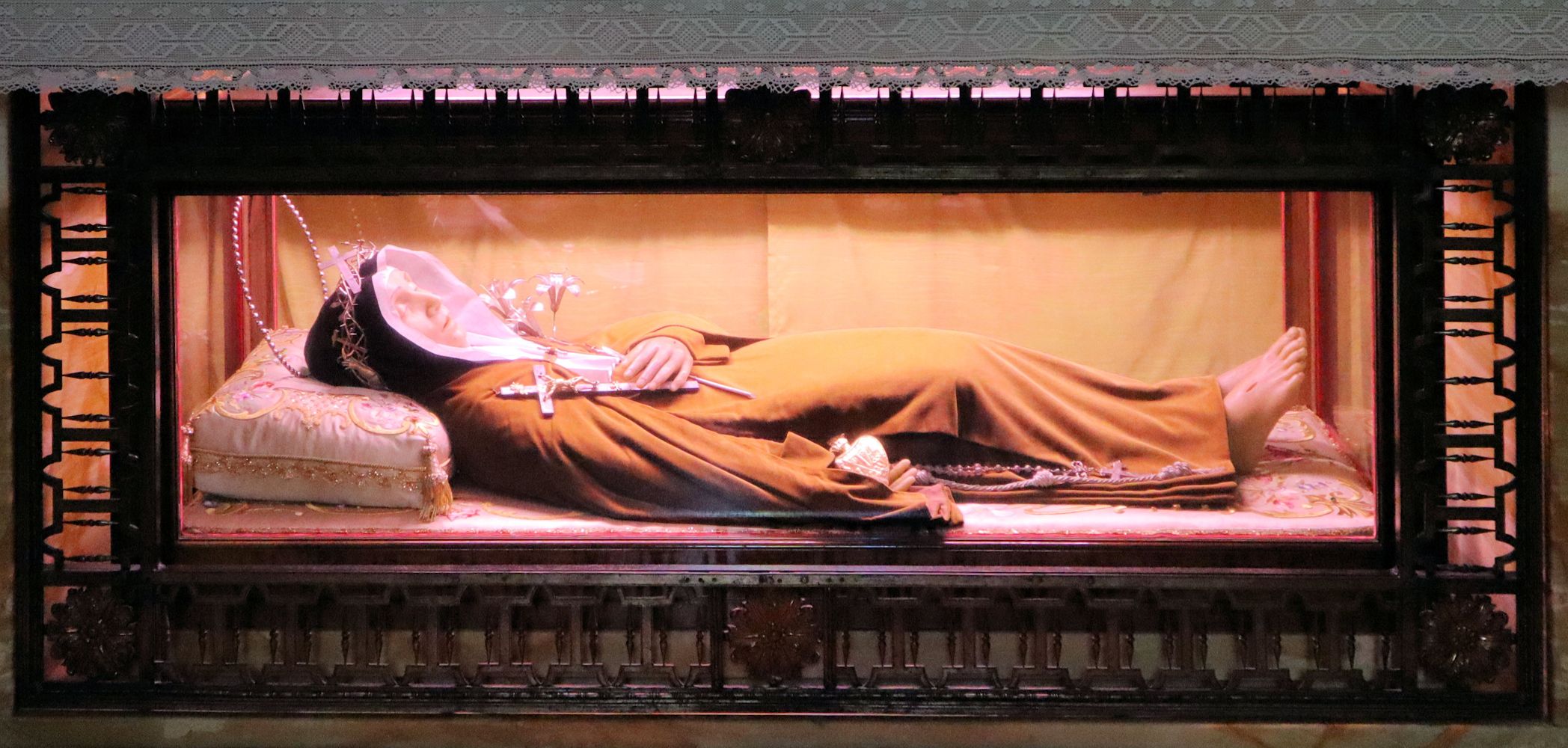 Veronicas unverwester Körper in der Klosterkirche in Città di Castello