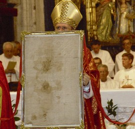 Erzbischof Carlos Osoro segnet die Gläubigen mit dem Bluttuch von Oviédo