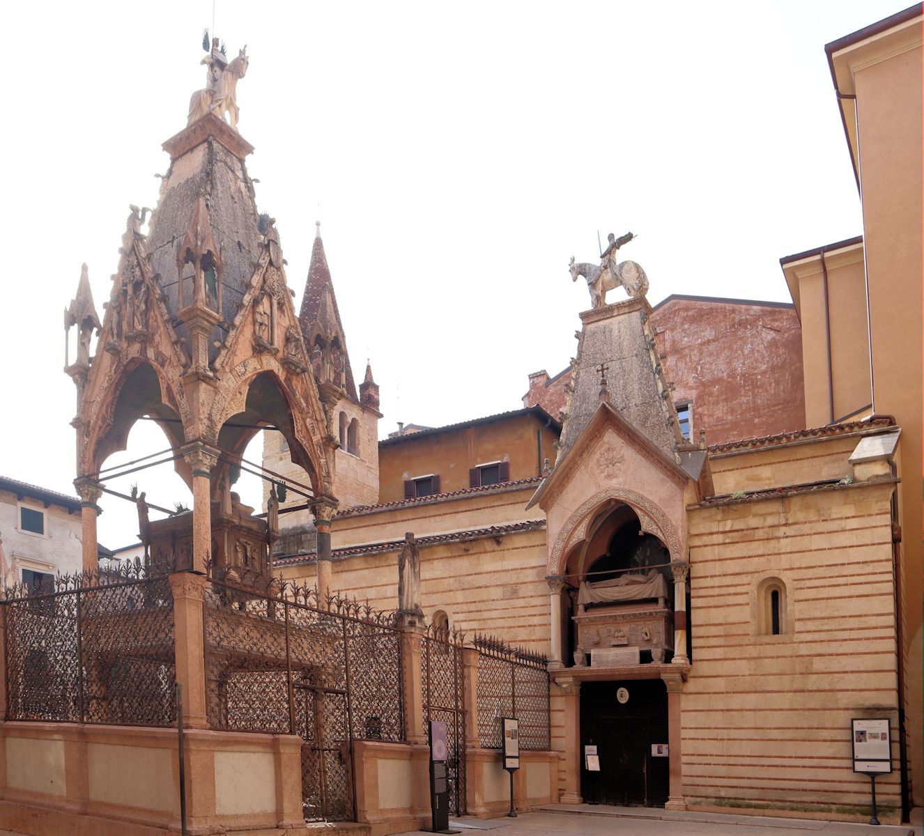 Kirche Santa Maria Antica im Zentrum von Verona, davor das Grabmal der bedeutenden Familie Scaliger