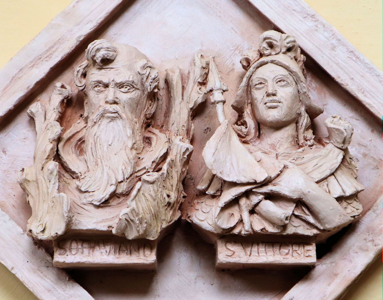 Roberto Chiti und Giorgio Finazzo: Victor (rechts) und Oktavian, Terracottarelief, 2019, im Kreuzgang der Kathedrale in Volterra