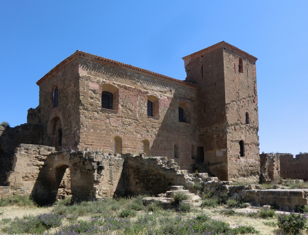 Kirche und ehemaliges Kloster in der Burg Montearagón