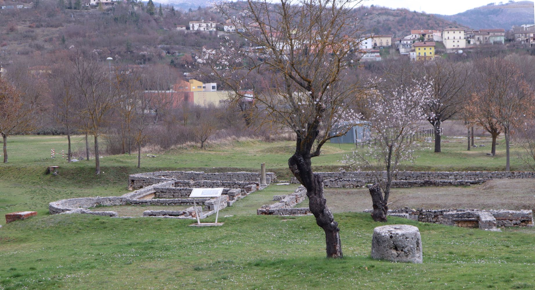 Ruinen der Kathedrale im Ausgrabungsgelände von Amiternum