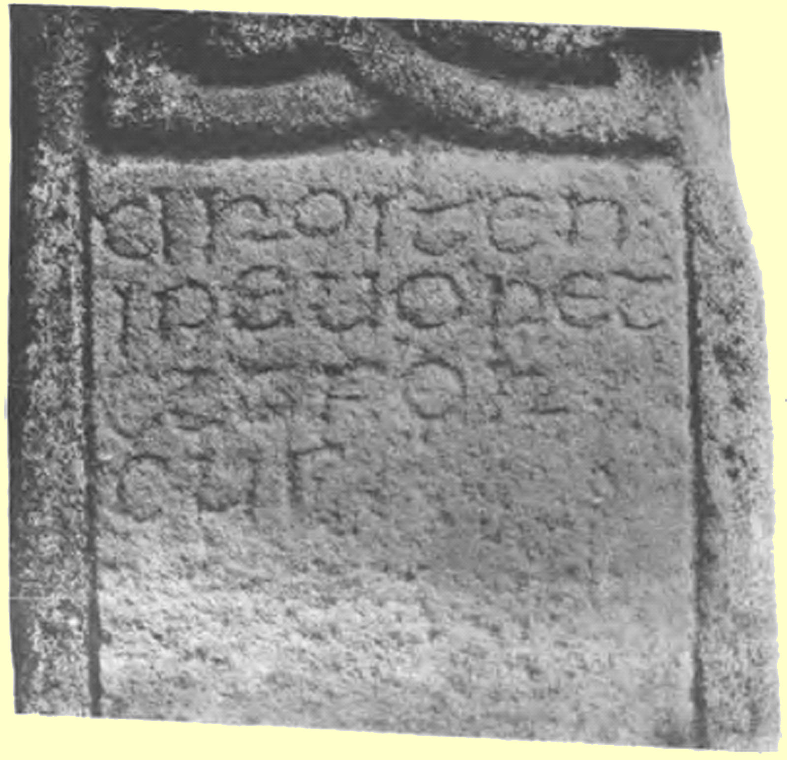 Der „Drosten„-Stein, Inschrift: „DROSTEN: IPEUORET ETTFOR CUS”, „Drosten (ein früherer König der Pikten), bitte für uns”, in der St-Vigeans-Kirche in Arbroath