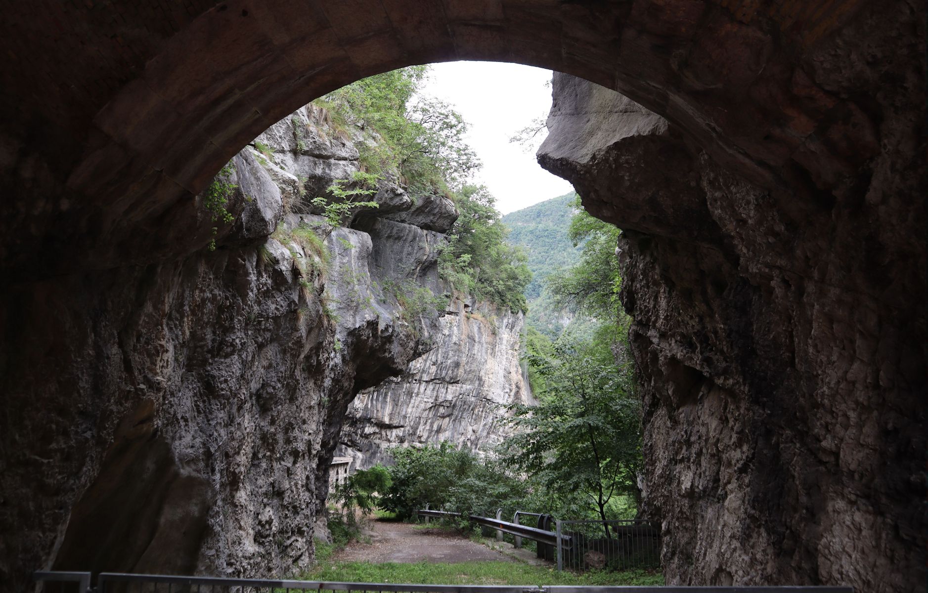 Felsenge „Buco di Vela”, der Legende zufolge nach Vigilius' Bitte wundersam geöffnet, 1860/1861 von den Österreichern mit einem Fort überbaut, das heute Museum ist
