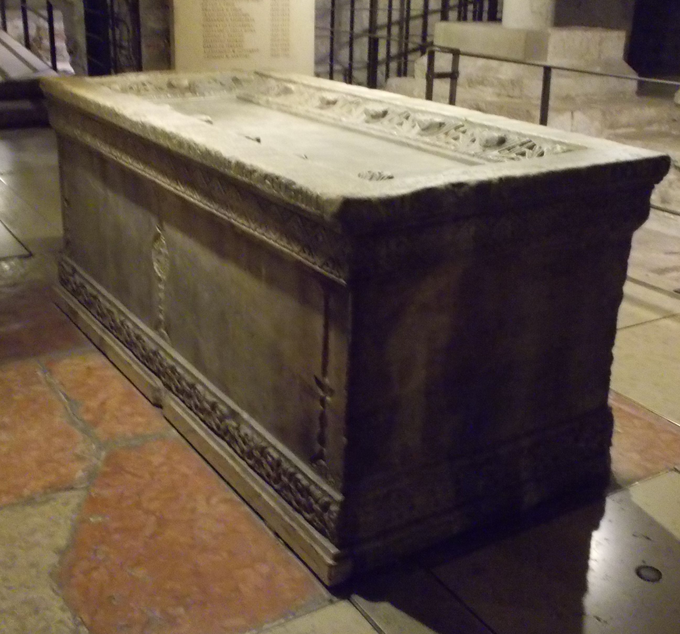 Vigilius' Sarkophag in der Unterkirche des Domes in Trient