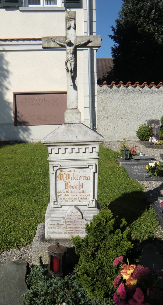 Viktoria Hechts Grab im Friedhof an der Gangolf-Kirche in Wolpertswende