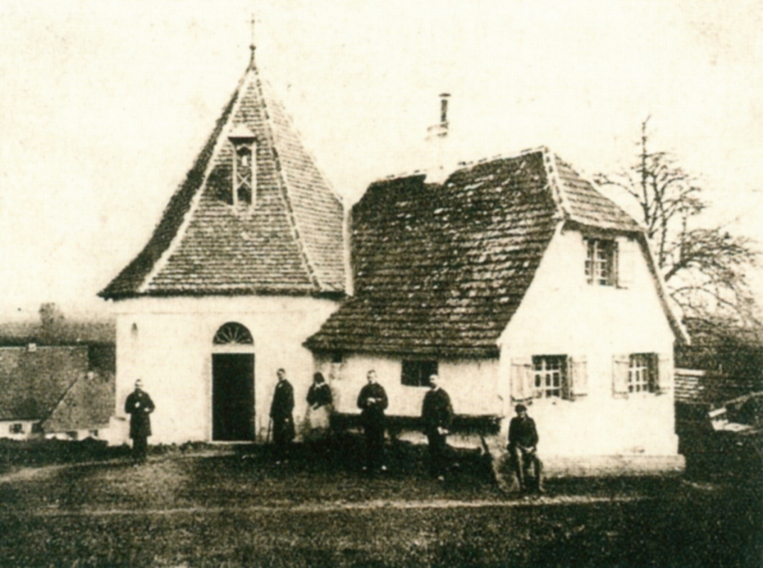 Gangolf-Kapelle in Wolpertswende mit dem Ortspfarrer (links vom Eingang) und Viktorias Familie