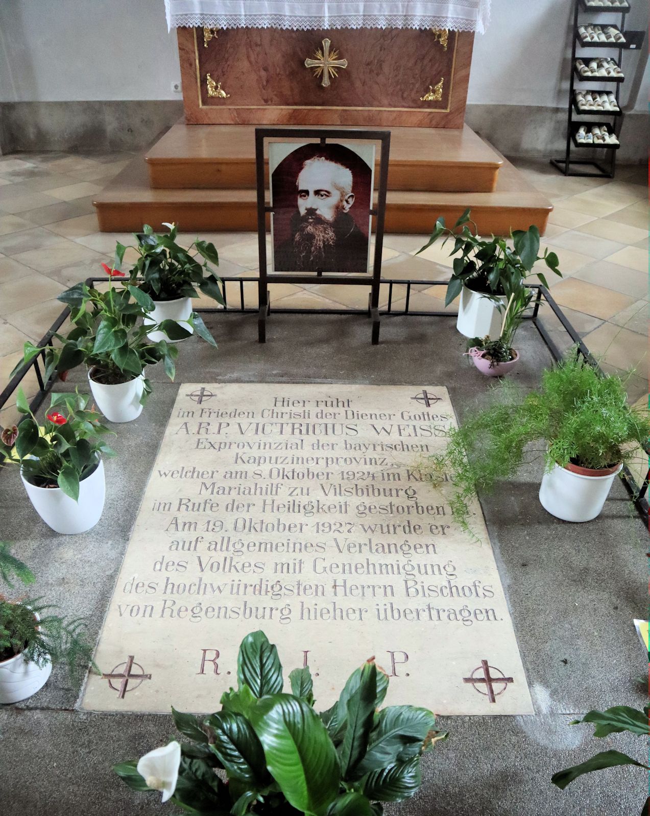 Viktrizius Weiß' Grab im Seitenschiff der Wallfahrtskirche Maria Hilf in Vilsbiburg