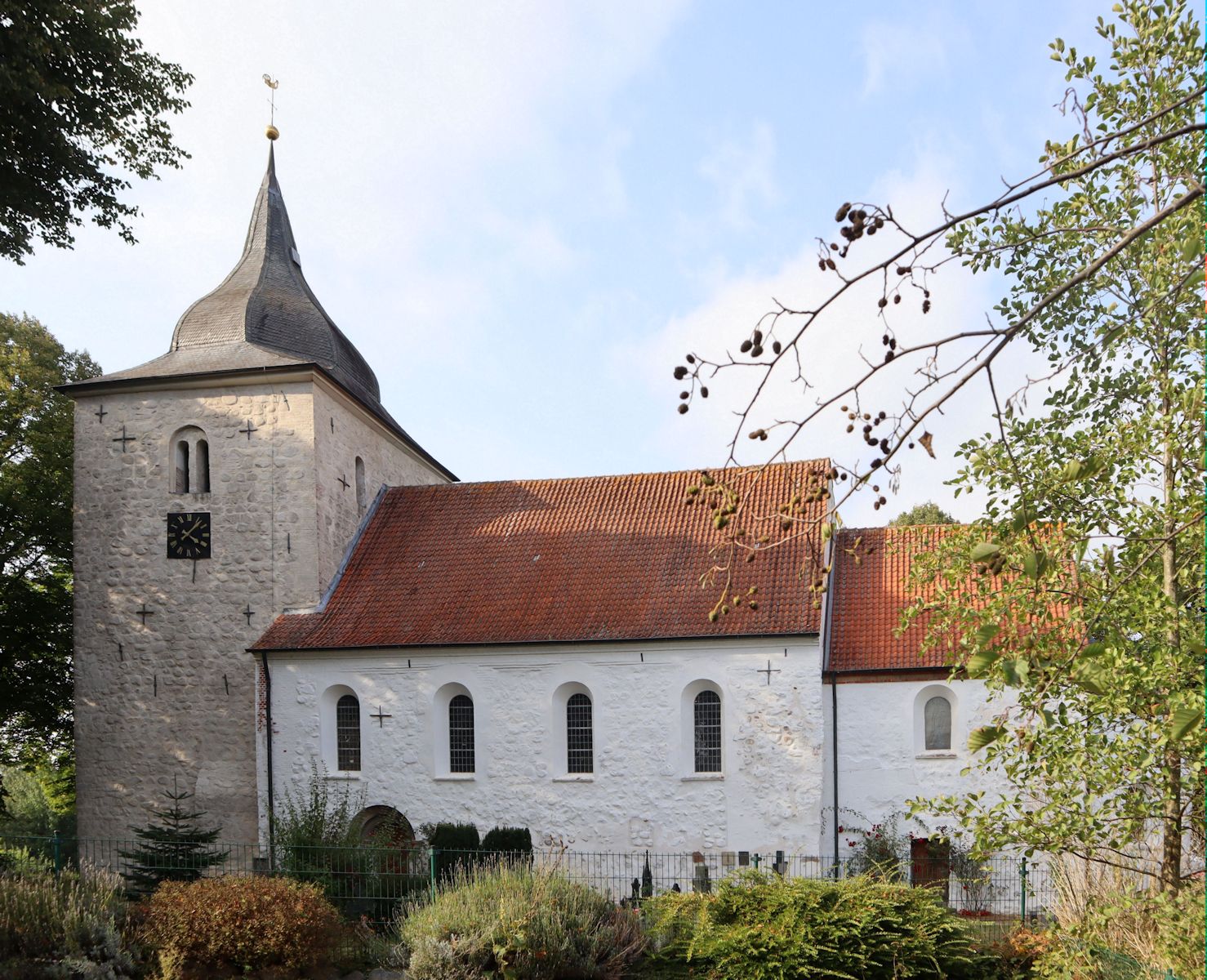 Die nach 1150 auf Oldenburger Land von Vicelin gegründete Kirche in Bosau am Großen Plöner See