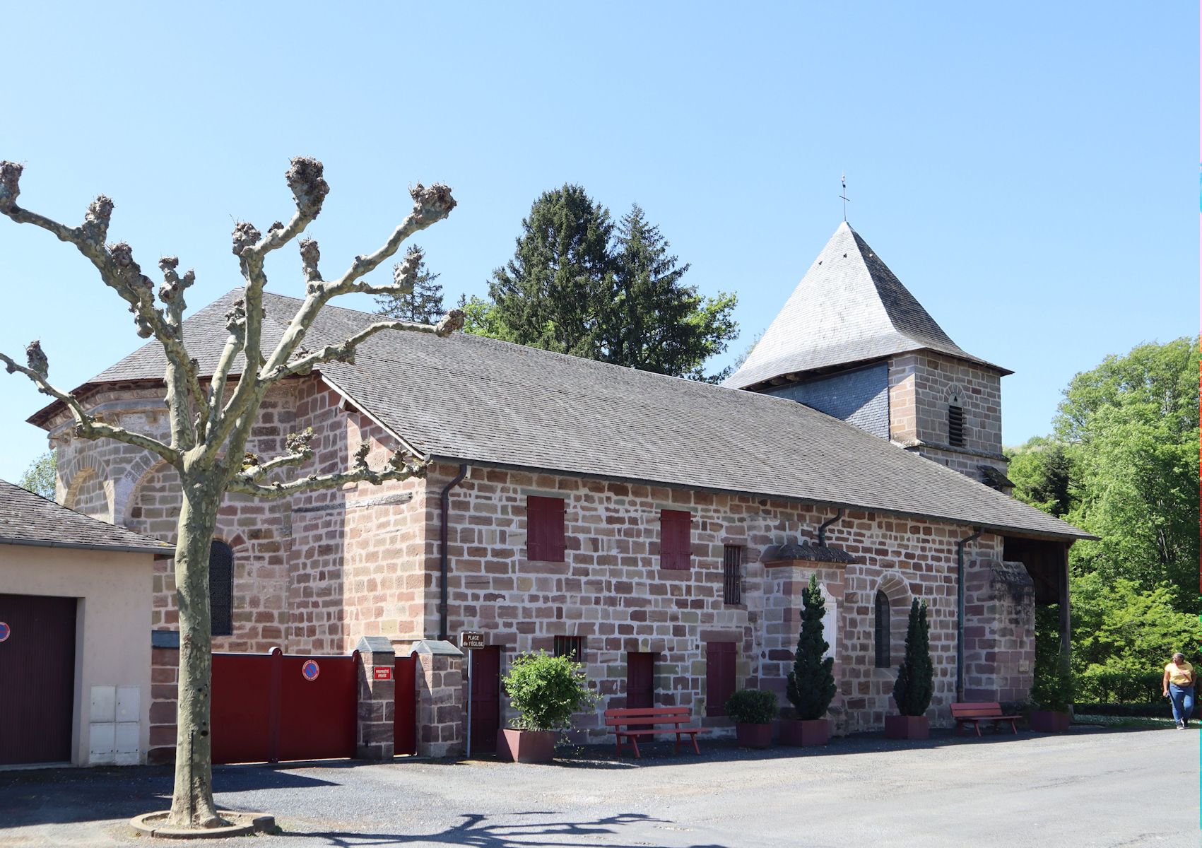 Kirche< in Saint-Viance
