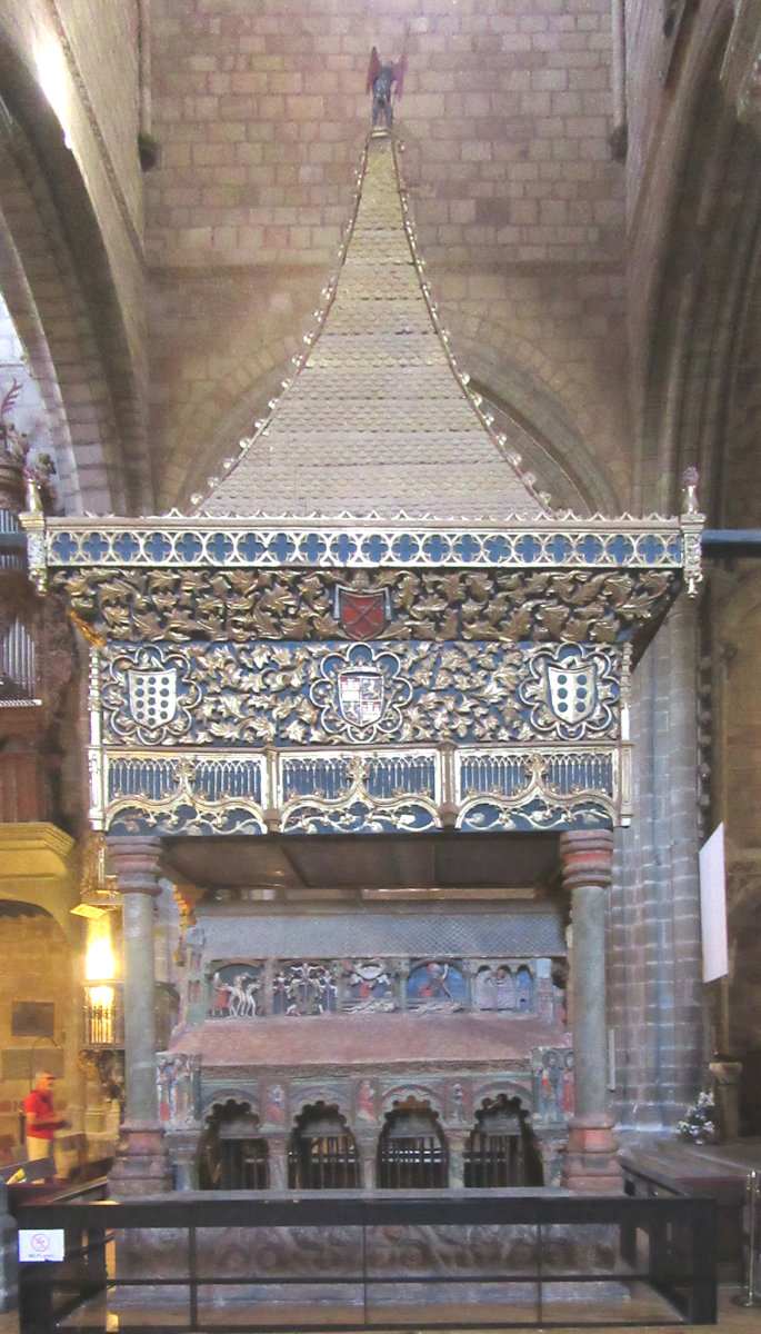 Der Sarkophag der Märtyrer, 12. Jahrhundert, mit dem prachtvollen Baldachin aus dem 15. Jahrhundert, in der Basilika San Vicente in Ávila