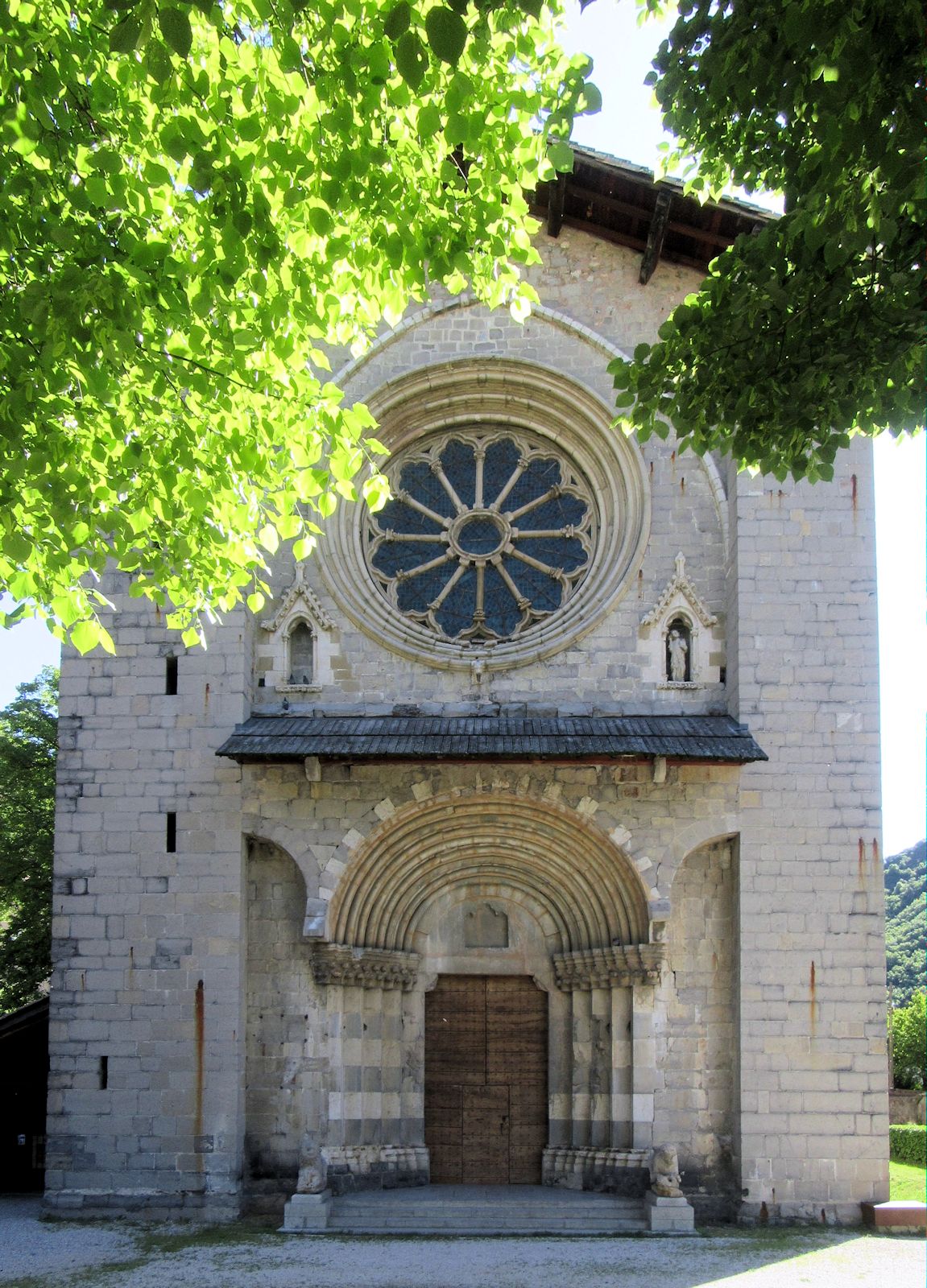 ehemalige Kathedrale Notre-Dame-du-Bourg in Digne-les-Bains, erbaut vom 12. bis 14. Jahrhundert an der Stelle von Vorgängerbauten von um 400