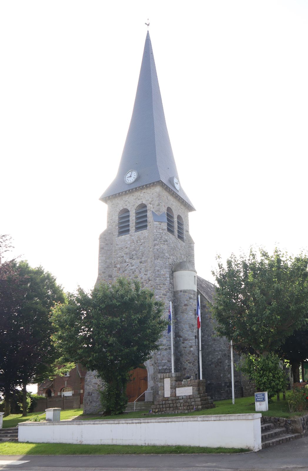 Pfarrkirche in Bullecourt mit Gedenktafel für Vindicianus