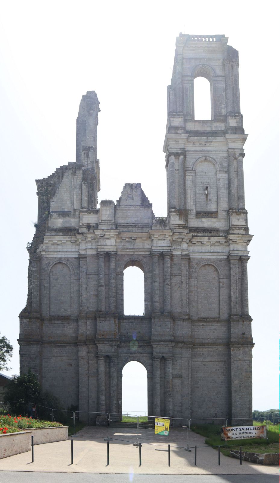 die beschädigten Türme der Abteikirche des Klosters Mont-Saint-Éloi