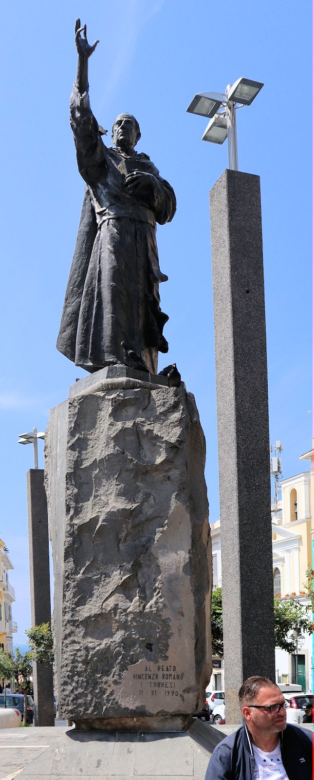 Denkmal, 1990, vor der Kirche Santa Croce in Torre del Greco