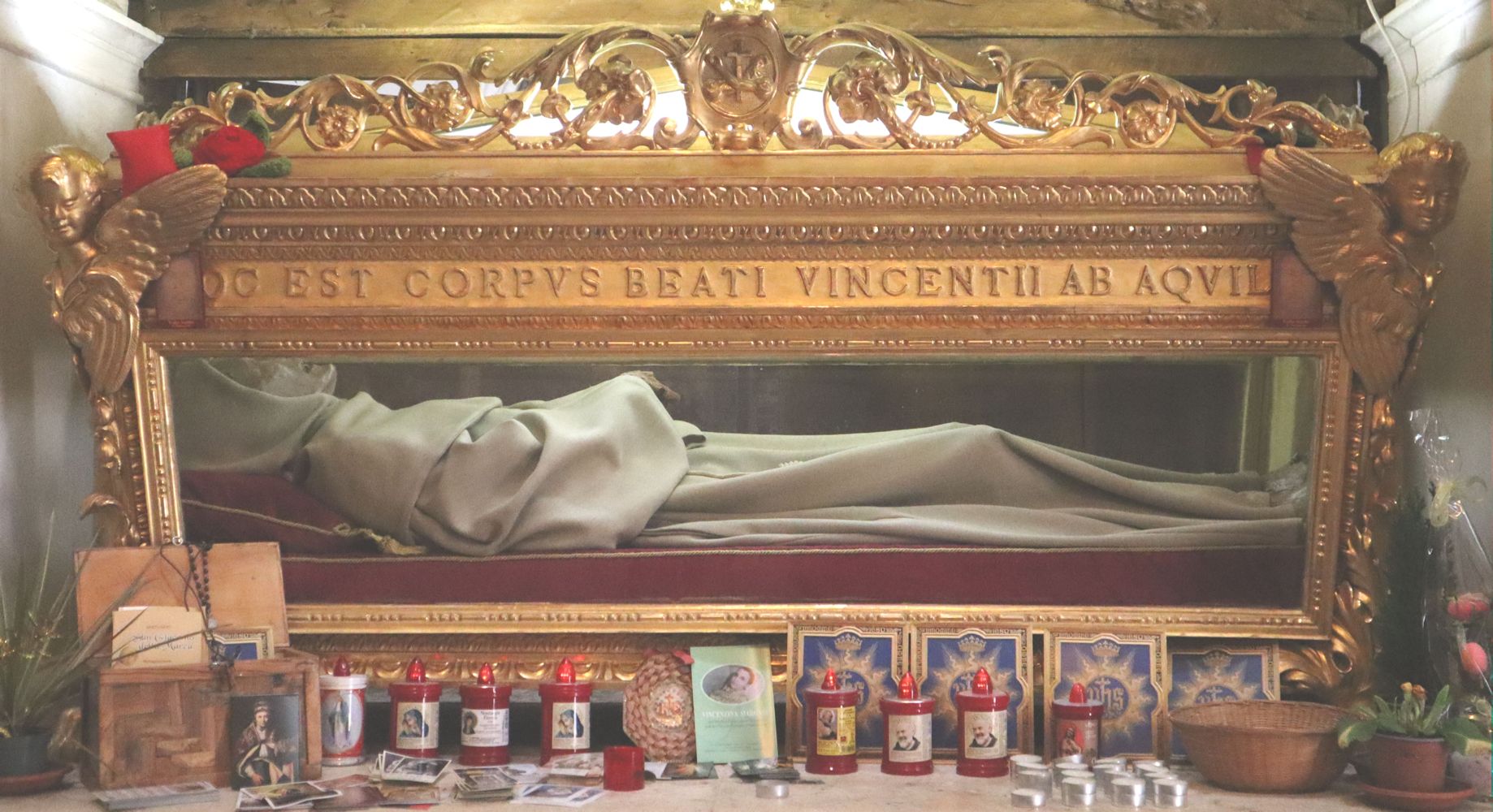 Liegefigur in der Kirche des Klosters San Giuliano in L'Aquila