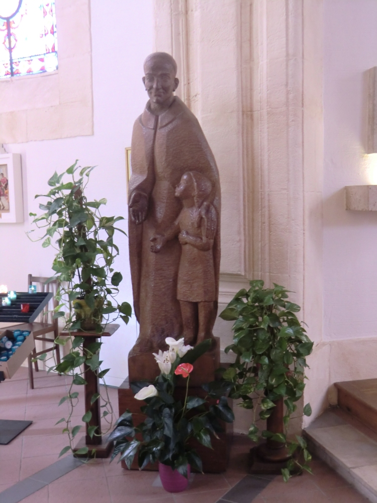 Feltrin: Statue, 1981, in der Kirche neben dem Geburtshaus
