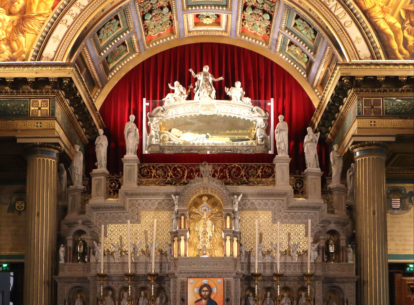 Altarraum und oben Vinzenz' &bdquo;unverwester&rdquo; Leichnam in der ihm geweihten Kapelle des Mutterhauses der Vinzentiner in Paris