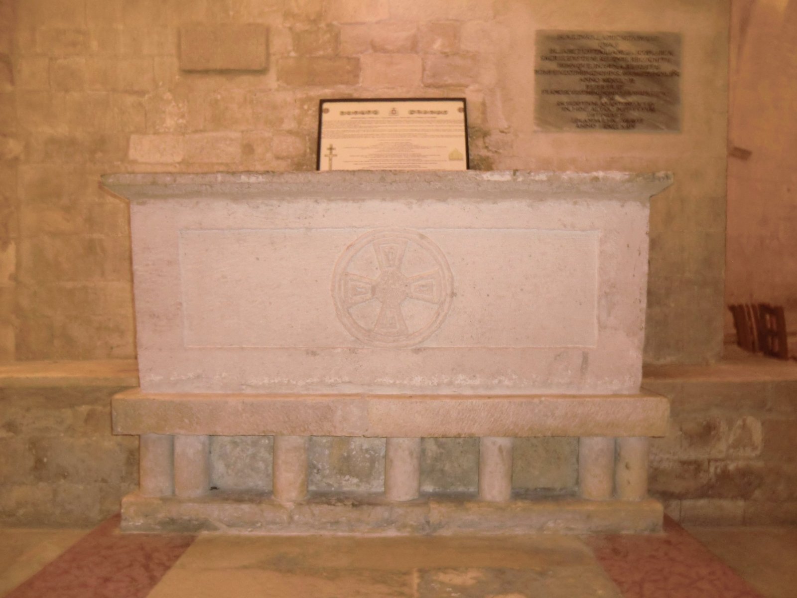 Vitalianus' Sarg in der Krypta der Kathedrale in Osimo