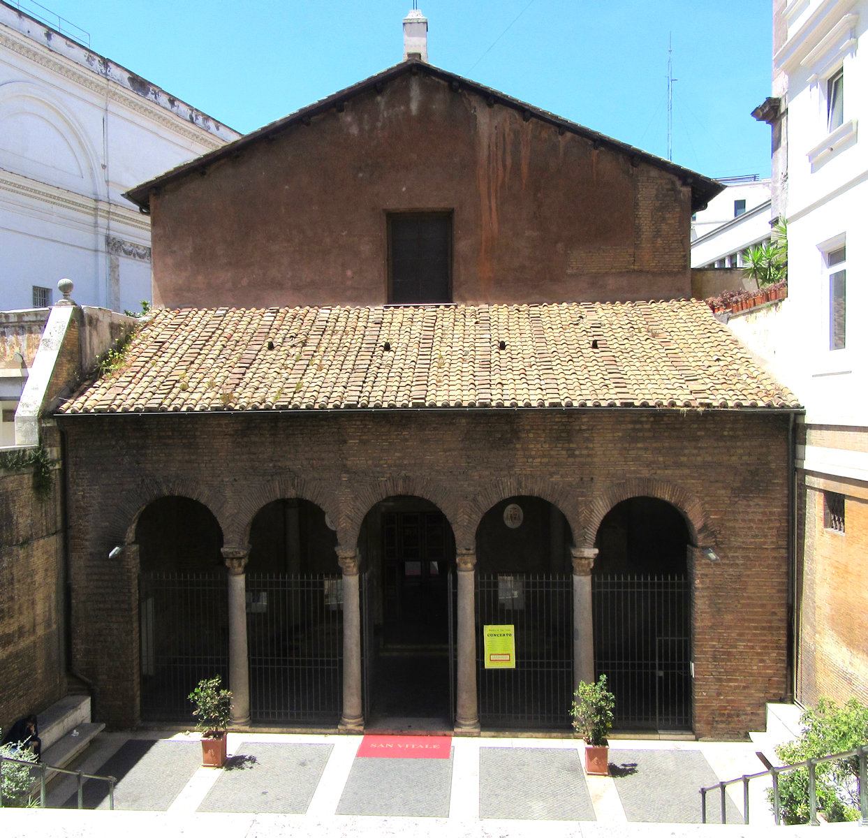 Kirche San Vitale in Rom, weit unter dem heutigen Straßenniveau
