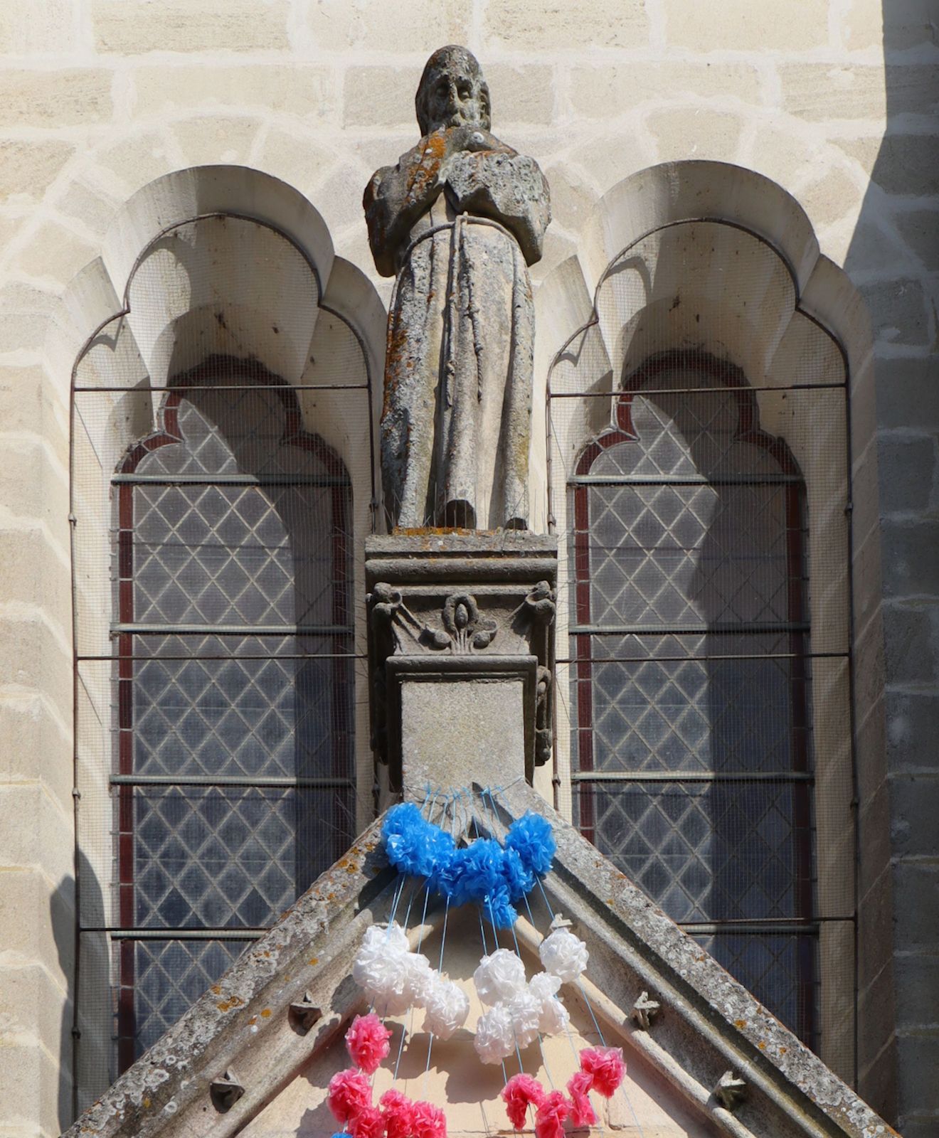 Statue an der Pfarrkirche in Saint-Viaud