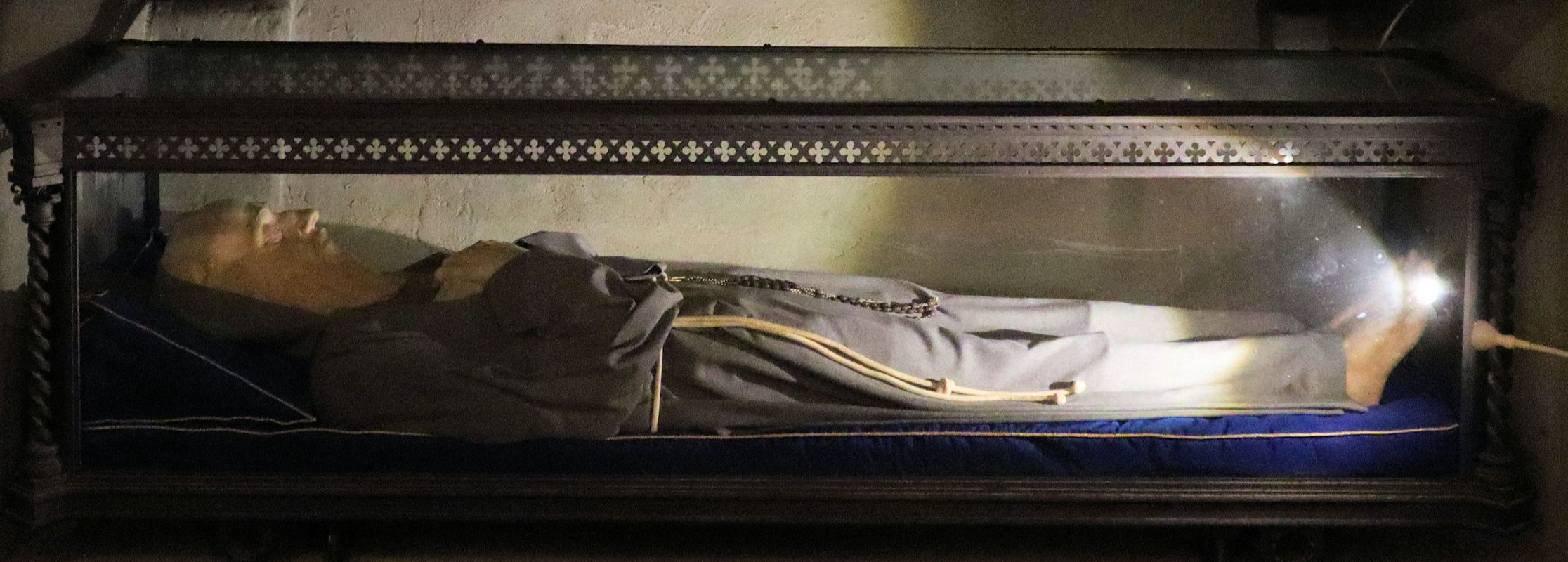 Liegefigur in der Klosterkirche San Vivaldo