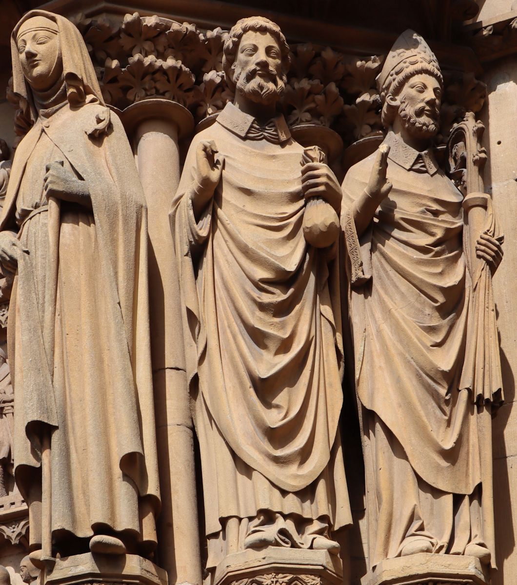 Auguste Dujardin: Waldrada mit Trudo von Sarchinium und Arnulf von Metz (von links), Statuen, 1898, am Hauptportal der Kirche Ste-Ségolène in Metz