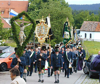 Trachtenwallfahrt zur Kirche des 'gegeißelten Heiland auf der Wies' bei Steingaden in Bayern am Pfingstmontag 2001