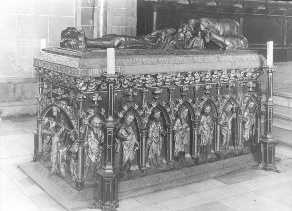 Tumba für Wendelin mit Apostelfiguren an der Seite, um 1400, in der Wendalinusbasilika in St. Wendel; das Grab befindet sich hinter dem Hochaltar