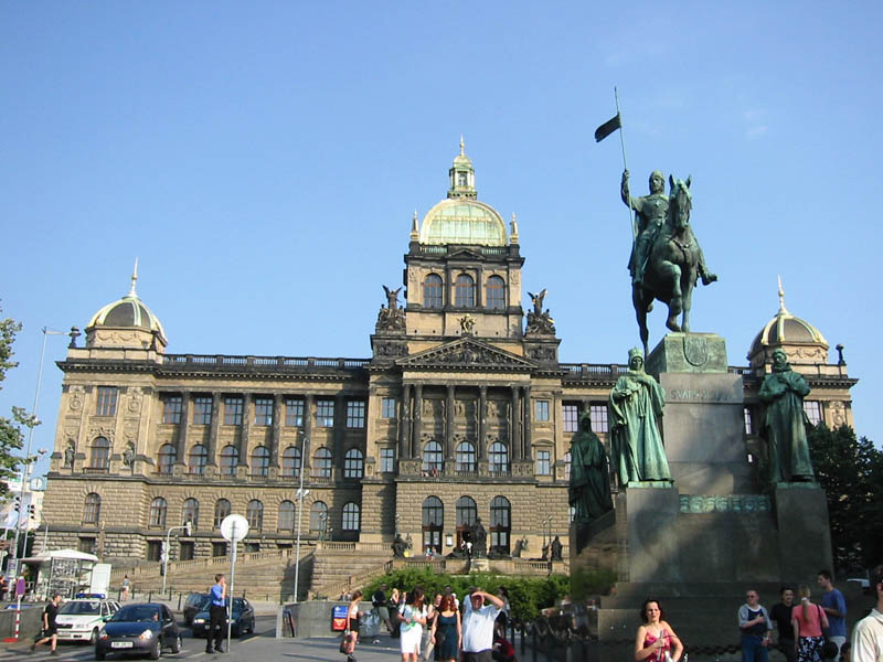 Reiterstandbild von 1912/13 vor dem Nationalmuseum auf dem Wenzelsplatz in Prag