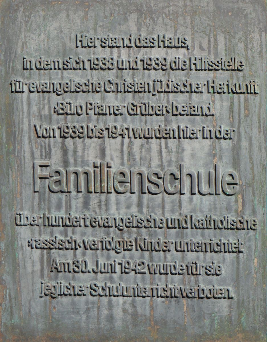 Tafel an der Stelle des ehemalige Büros Grüber in Berlin