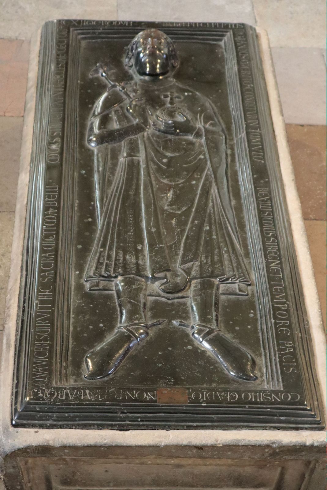 Grab von Rudolf von Rheinfelden im Dom in Merseburg, das älteste figürliche Grabmal eines deutschen Königs und die älteste Bronzegrabplatte Mitteleuropas, einst vergoldet und mit Edelsteinen ausgelegt.