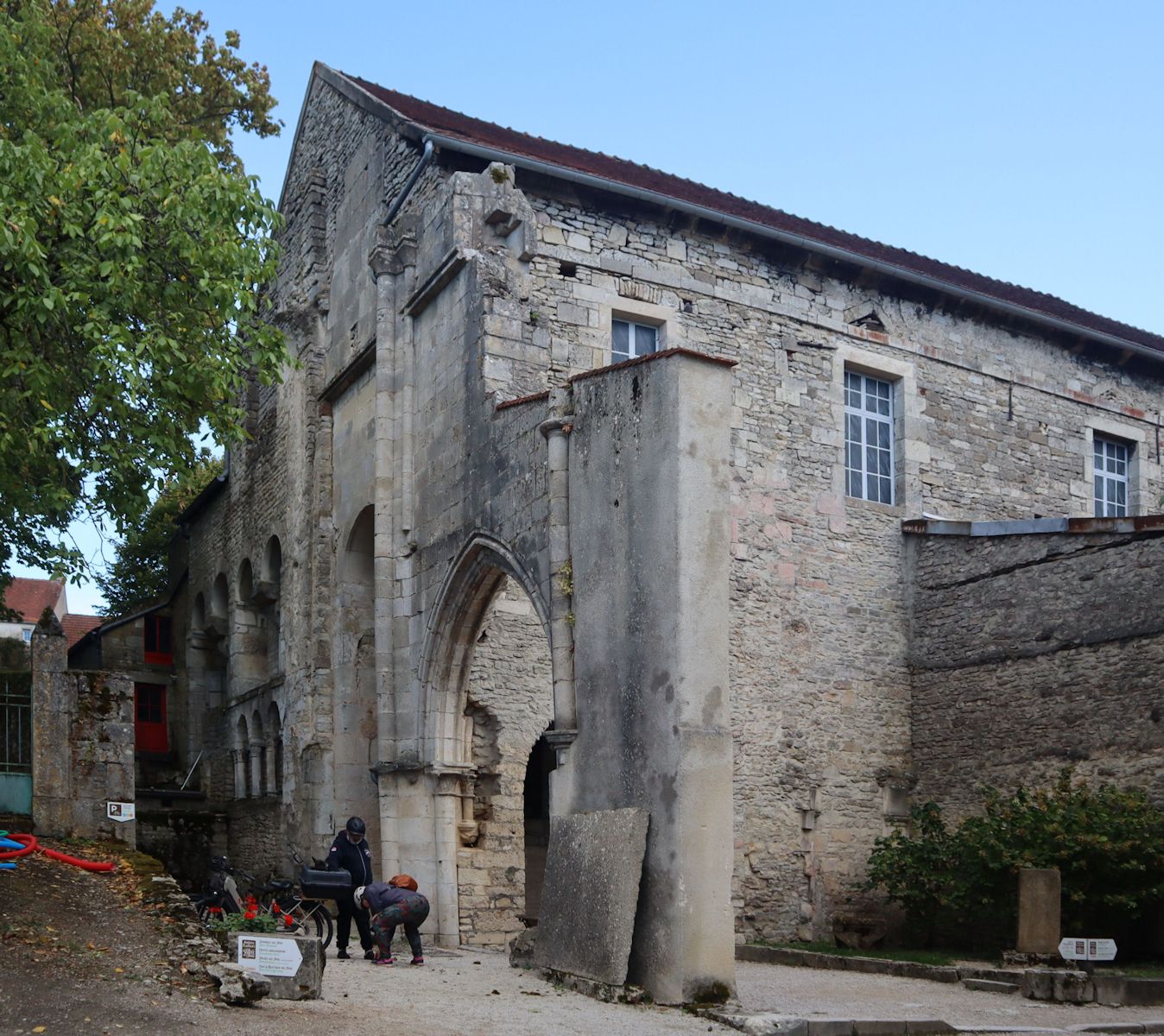 Krypta und Reste der Kirche des Klosters Saint-Pierre in Flavigny -sur-Ozerain
