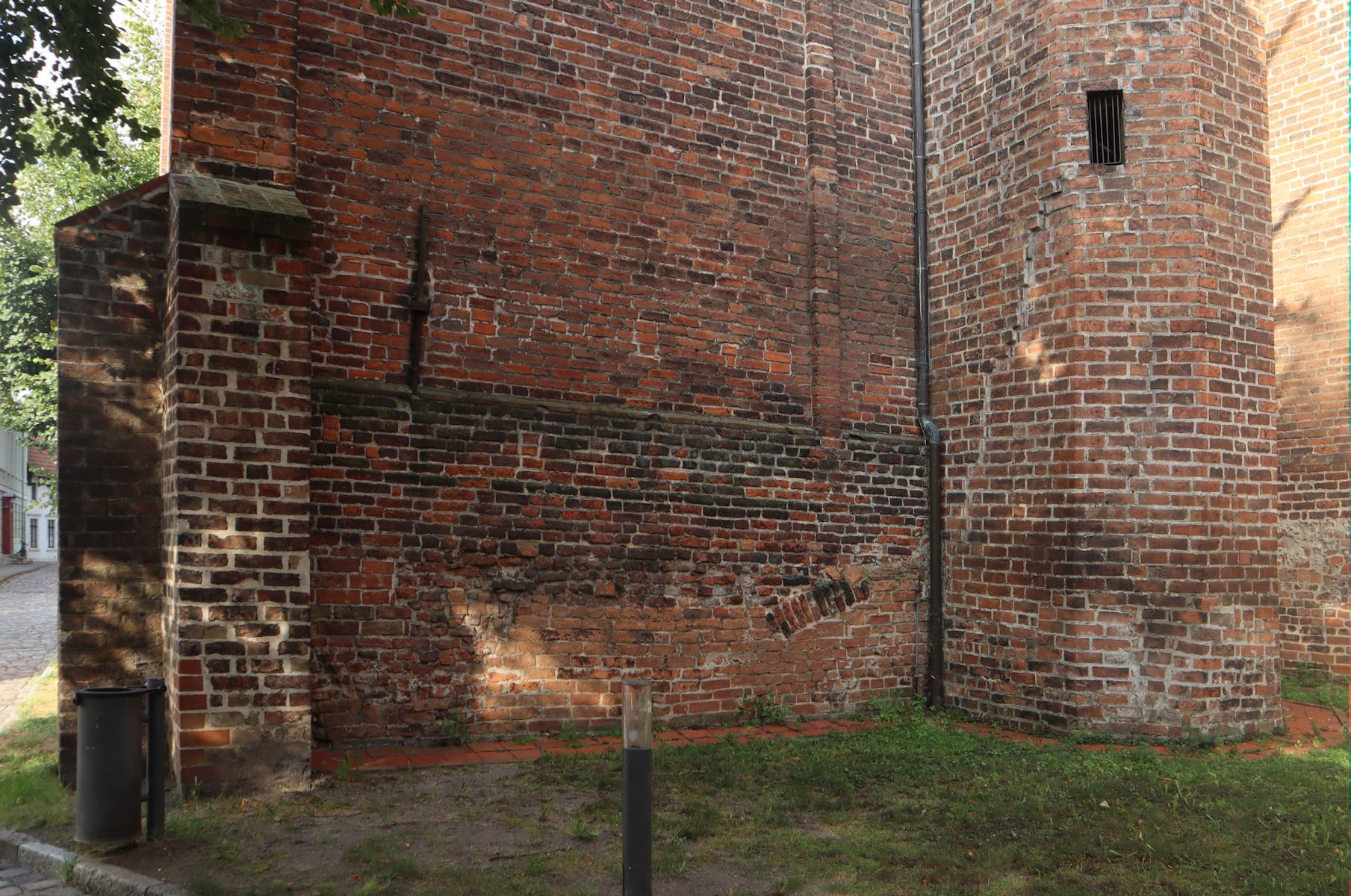 Reste des ersten Domes auf Fundamenten der alten Burg, an der Südostecke des heutigen Domes in Brandenburg