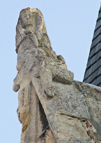 verwitterte Wilbirgis-Statue über dem Eingang des Karners von Pulkau nördlich von Wien